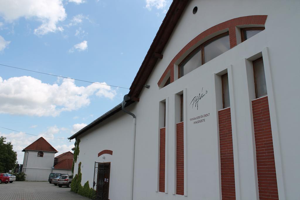 Tiffán's Pincészet és Panzió Villány Exterior foto