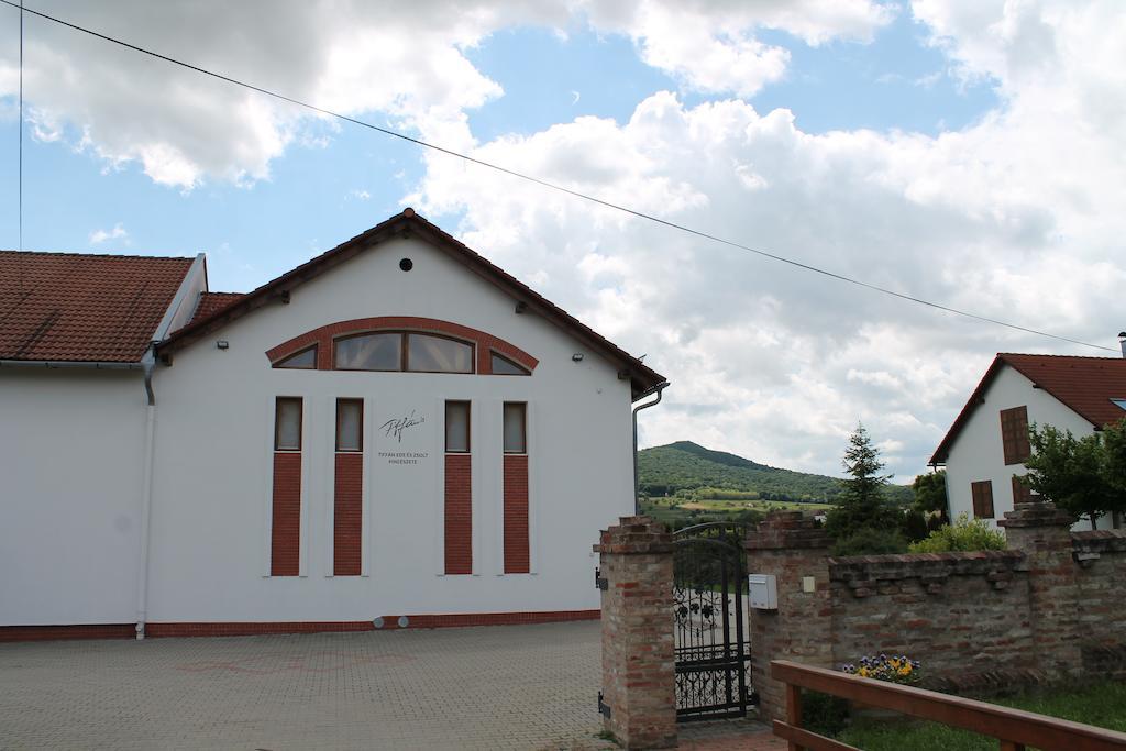 Tiffán's Pincészet és Panzió Villány Exterior foto