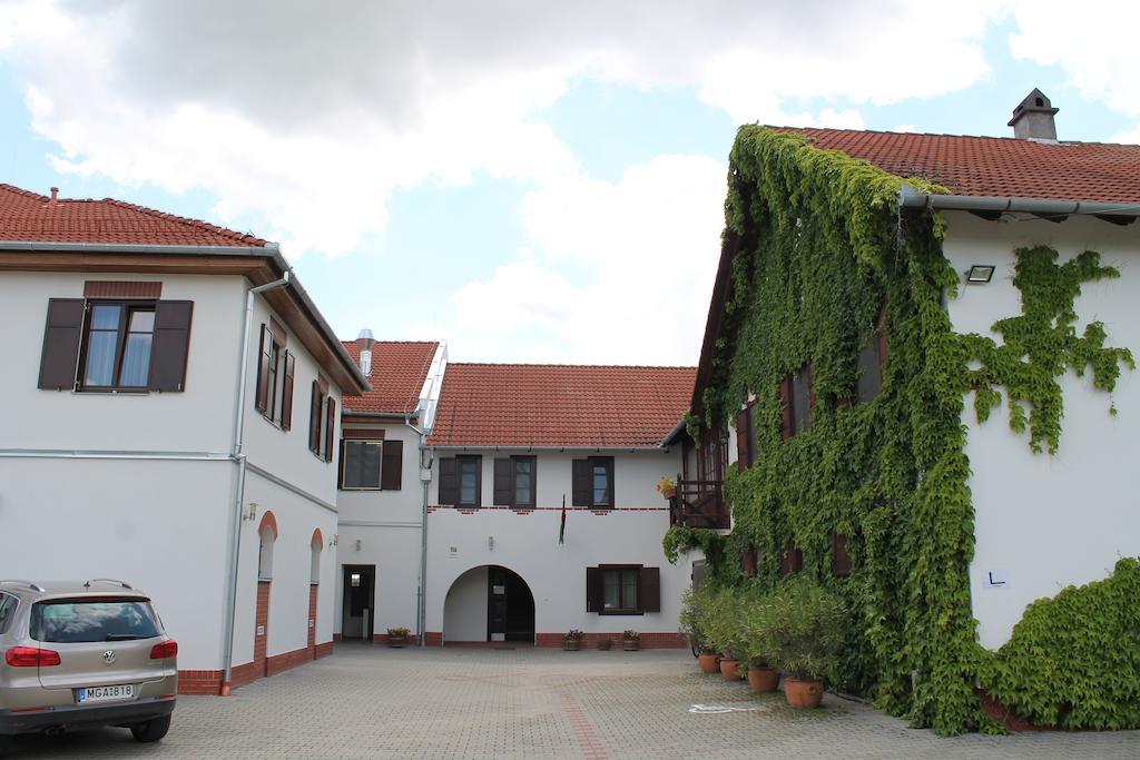 Tiffán's Pincészet és Panzió Villány Exterior foto